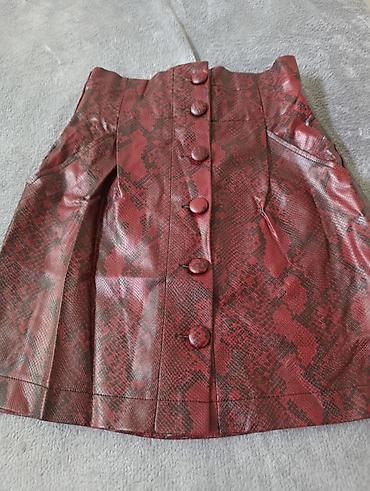 sat versace: Crvena mini suknja sa efektom zmijske kože - Materijal: veštačka koža — 2