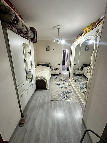 Köhnə tikili: 5 mərtəbəli daş binada mənzil. Geniş, işıqlı həyət, gecə — 10