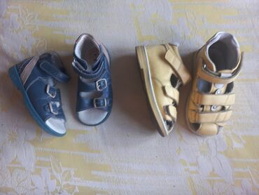детская обувь ортопедическая: Продаю обувь на мальчика и девочку. 1) синие ортопедические р. 25 450