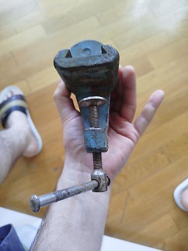 tiski: Sovet istehsalı metal işləri üçün stolüstü vitse (model işarəsi — 5