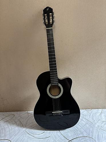 Gitaralar: Klassik akustik gitara – qara rəng, kəsikli (cutaway) korpus dizaynı — 2