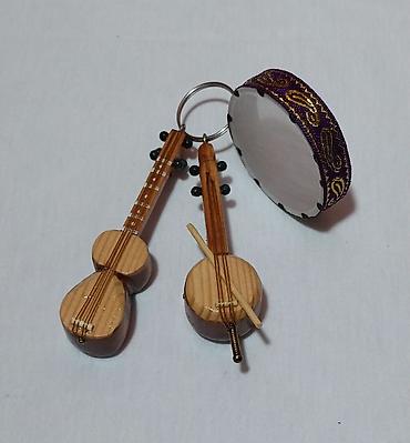 Breloklar: Musiqi alətlərindən ibarət brelok satılır, əl işidir, ağac — 8