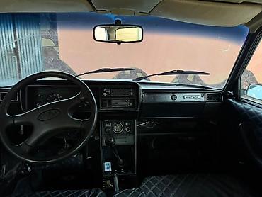 VAZ (LADA): VAZ 2107, ağ rəng, sedan kuzov. Xüsusiyyətlər: - 4 qapı, 5 nəfərlik — 8