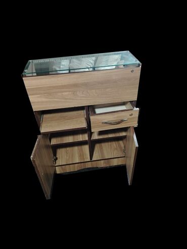 Bijuteriya vitrinləri: Zərgərlik vitrin dəsti - Ön hissəsində “Qızıl Gümüş” yazılı vitrinin — 2