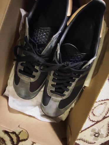 eqa shoes ecemi unvan: Adidas SL 72 idman ayaqqabıları. Qara rəngdədir, boz süet əlavələri