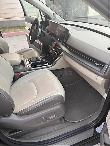 машина на: Kia Carnival: 2021 г., Минивэн — 4