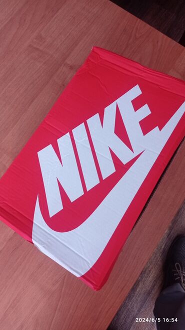 Кроссовки и спортивная обувь: Продаю новые привозные кроссовки фирмы Nike Air Max. Размер 42