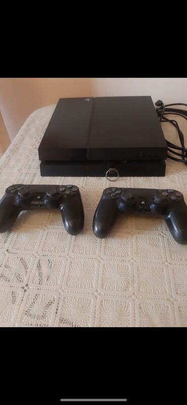 PS4 (Sony Playstation 4): Ps4 Fat Madeli yaddasi 500 GB İki Pult Yaddaşında 5 növ oyun !