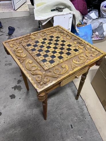 шах: Шахматный стол в хорошем состоянии