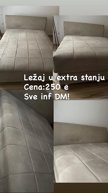 Tapacirani bračni ležaj sa uzglavljem, modernog dizajna u bež/peščanoj — 1