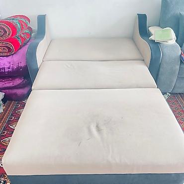 bed: Компактный диван-кровать с мягкой обивкой бежевого и синего цветов — 3