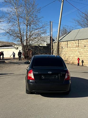 Hyundai: Hyundai Accent sedan – qara rəng Xüsusiyyətlər: - Kuzov: 4 qapılı — 5