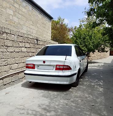 14 luk diskler: Ağ rəngli sedan avtomobil - Korpus: 4 qapılı sedan, ağ rəng, qara — 4