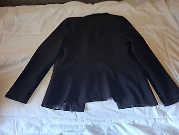 Elegantni ženski sako u crnoj boji - Klasican, strukiran kroj koji