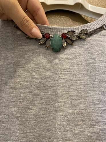 Dəstlər, kostyumlar: Qadın geyimləri 3 azn her biri 1) Açıq boz rəngli qısaqol bluz: - — 2