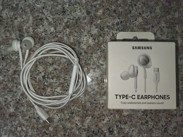 samsung gear sport: Samsung type-c earphones Original qulaqlıqdır. Kontakt homedən şəxsən