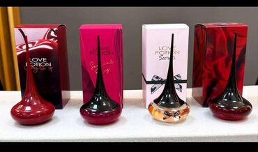 Ətriyyat: Dörd ədəd Love Potion ətrinin dəsti. Flakonlar qırmızı, çəhrayı və