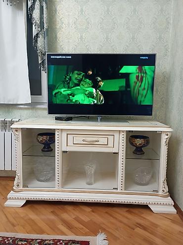 tv alti: Klassik üslubda salon mebel dəsti Tərkibi: - TV altlığı: krem-ağ — 1