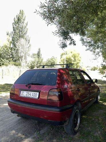 сиденья голф: Интерьер автомобиля Volkswagen Golf III, демонстрирующий водительское