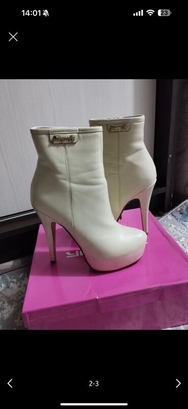 кожанные ботинки: Женские ботильоны на шпильке и шуба из меха 1) Ботильоны: - Цвет