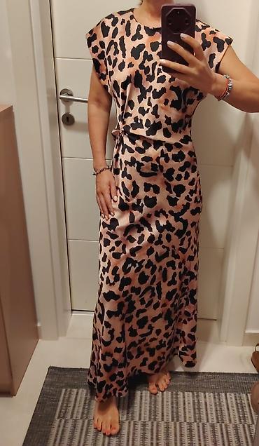Maksi haljina sa leopard printom marke Mona. Haljina ima kratke rukave
