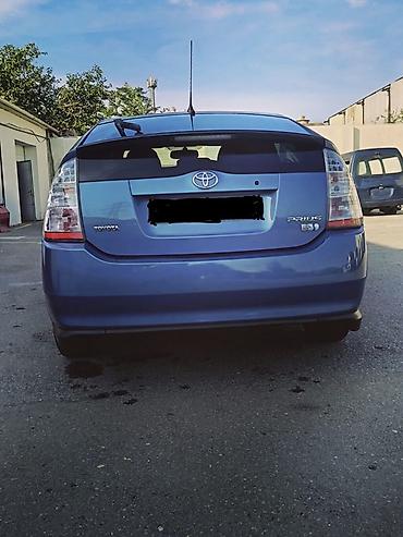 masini hibrid ieftine: Toyota Prius (2-ci nəsil, liftback), mavi rəng. - Hibrid güc qurğusu — 4