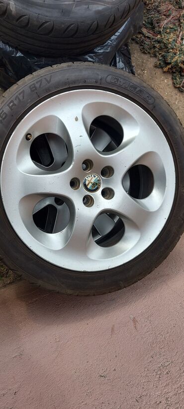 Vozila: Alfa Romeo 147. Felne suextra ocuvane,sa extra dobrim gumama,feone su