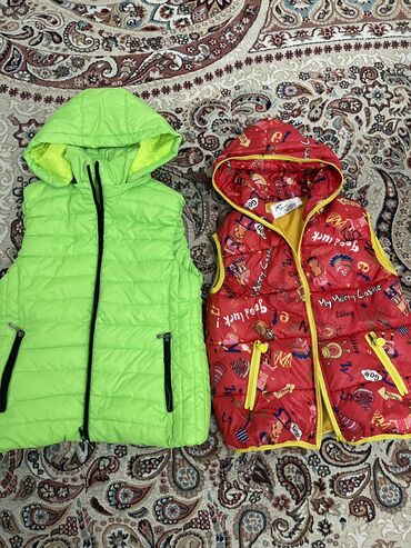 кыргызская национальная одежда: Жилетки состояние отличное. Зеленый - на 9-10л, красный-6-7-8 лет. По