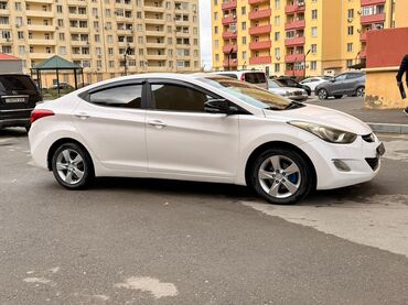 Hyundai: Hyundai Elantra sedan, ağ rəng, 5 yerlik, şəhər və tras üçün əlverişli — 2