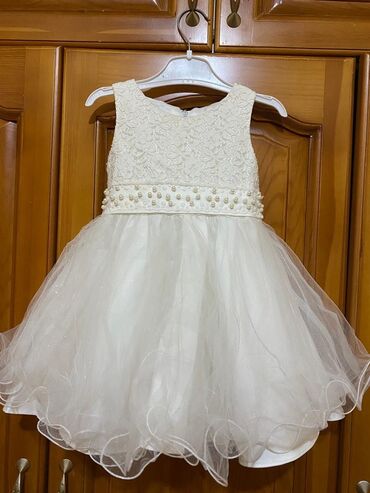 белое детское платье: Детское платье, цвет - Белый, Б/у