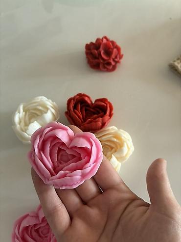 tortlar ve qiymetleri: Mumdan hazırlanmış dekorativ güllər – ürək formalı - Material: rəngli — 4