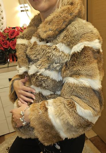 Krzneni kaputi: Ženska bunda/kaput od pravog krzna, kratkog kroja (dužina do kukova) — 4