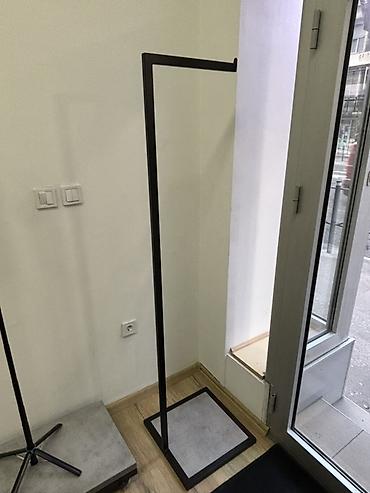 Kancelarijski setovi nameštaja: Cena uključuje: -Pult, stolica za pult -3 slike -3 velika štendera — 9