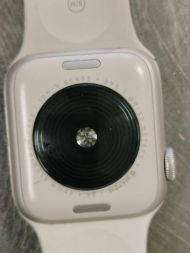 saat seti: Apple Watch SE (GPS) – 40 mm, Alüminium gövdə, İon‑X şüşə, ağ silikon — 1