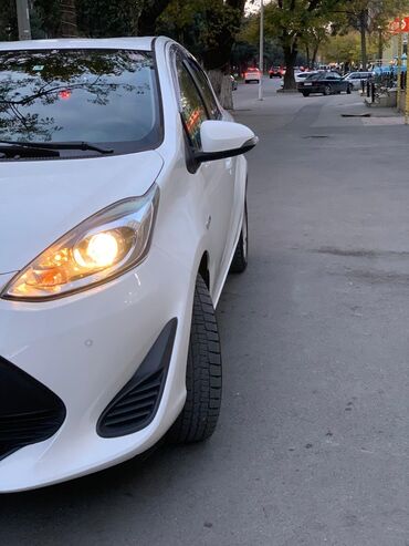 Toyota: Toyota Aqua hibrid hetçbek - Rəng: ağ - Güzgülərdə dönmə siqnalları — 6