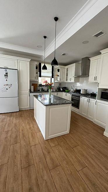 Продажа коттеджей и домов: Продается 2-х эт. дом + цокольный этаж Район Киргизия-1 Зем. участка - — 4