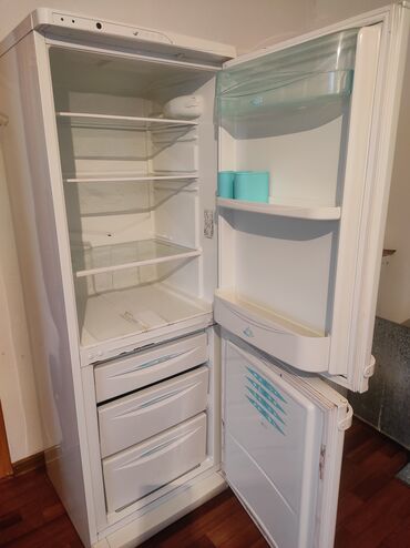 Другая бытовая техника: Продаю холодильники самовывоз
большой 10 000с маленький 5000с