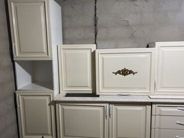 стандартная кухонная мебель: Кухонный гарнитур классического стиля, цвет сливочный/айвори с