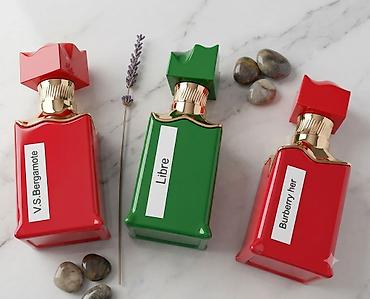 avon cherish parfum: Burberry Her (Sağdakı qırmızı flakon): Giləmeyvə şirinliyi və müasir — 1