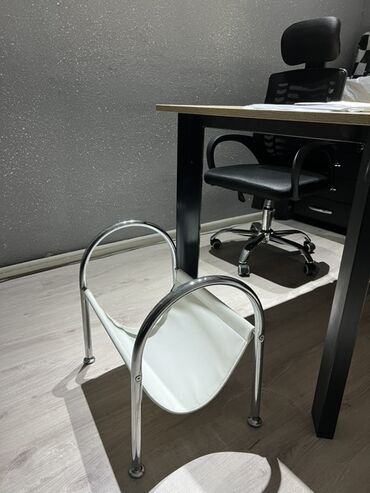 Ağ rəngli parçadan hazırlanmış cib hissəsi olan gümüşü rəngli metal