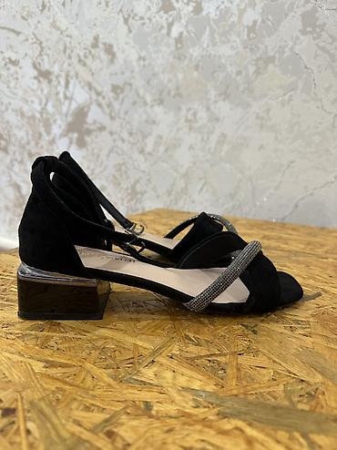 Босоножки, сандалии, шлепанцы: Продам стильные босоножки Состояние: как новые, надевались только один — 8