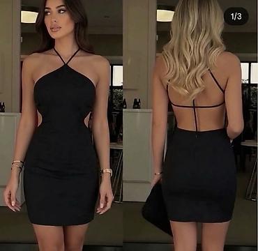 afro: Haljina sa golim leđima. Model sa uskim, kratkim krojem prati liniju — 1