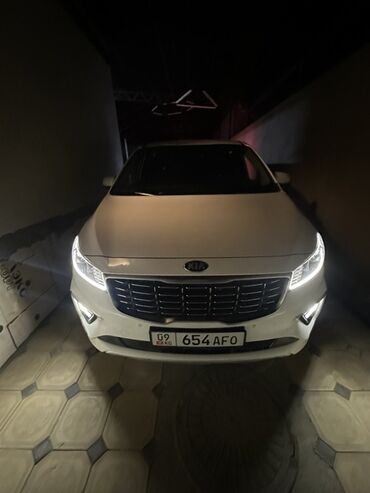 тесло авто: Kia Carnival, белый минивэн (KG номера 654 AFO). Основные особенности