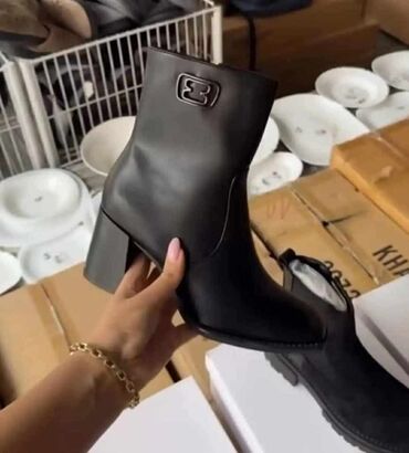 Čizme: Cizmice

NABAVKA
36-41
4300 din 💥 — 11