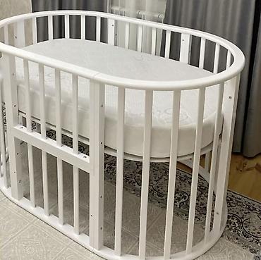bed: Овальная детская кроватка-трансформер, белая. Есть два матраса — 1
