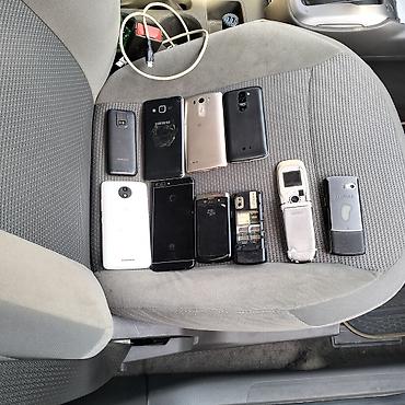 kohnə telefon: Kolleksiya şəklində köhnə mobil telefonlar və ehtiyat hissələri dəsti — 1