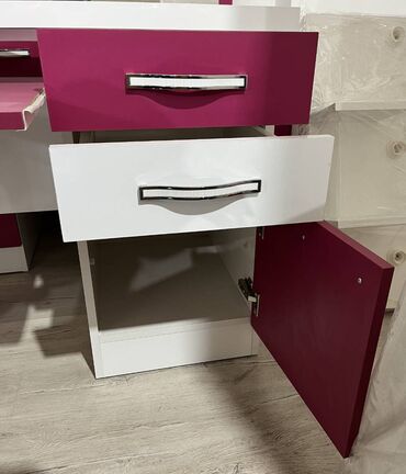 Stolovi: Na prodaju radni stolovi, u dve različite boje Dimenzije crnog radnog — 8