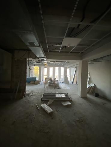 5 мик: Сдаю Офис целиком: 200 м², В административном здании, Без ремонта, Первая линия, С отдельным санузлом, С юридическим адресом — 5