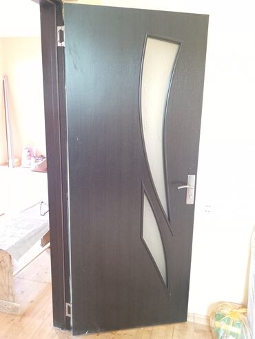 Otaq qapıları: 3 ədəd mdf qapı uzunu 2 m, eni 80 sm. Normal vəziyyətdədirlər, ünvan