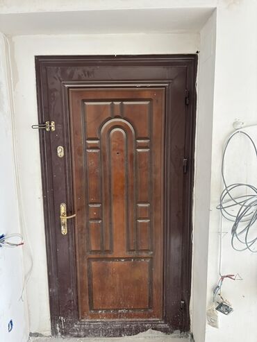 qapi otag: Dəmir giriş qapısı – klassik dizaynlı, qəhvəyi rəngli, dekorativ